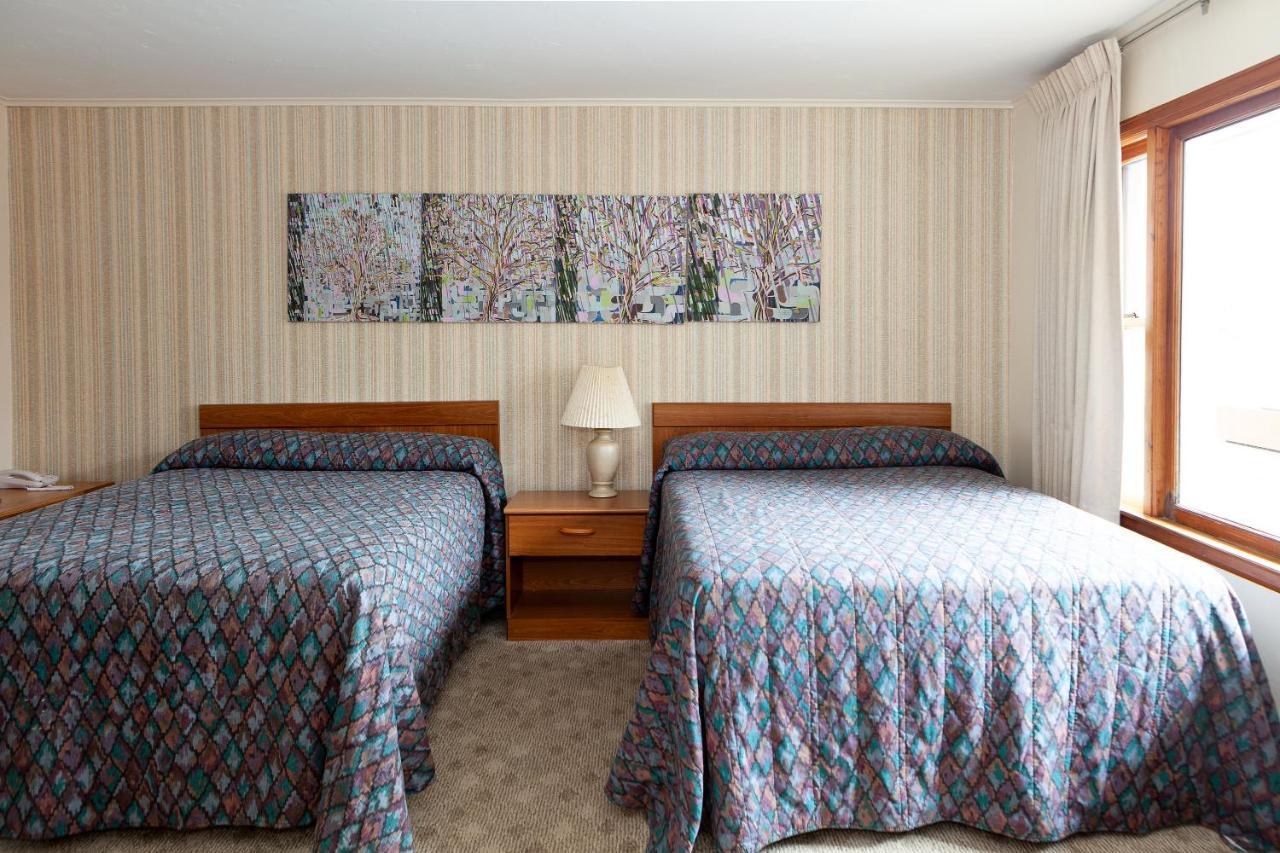 Town & Country Motor Motel 2*